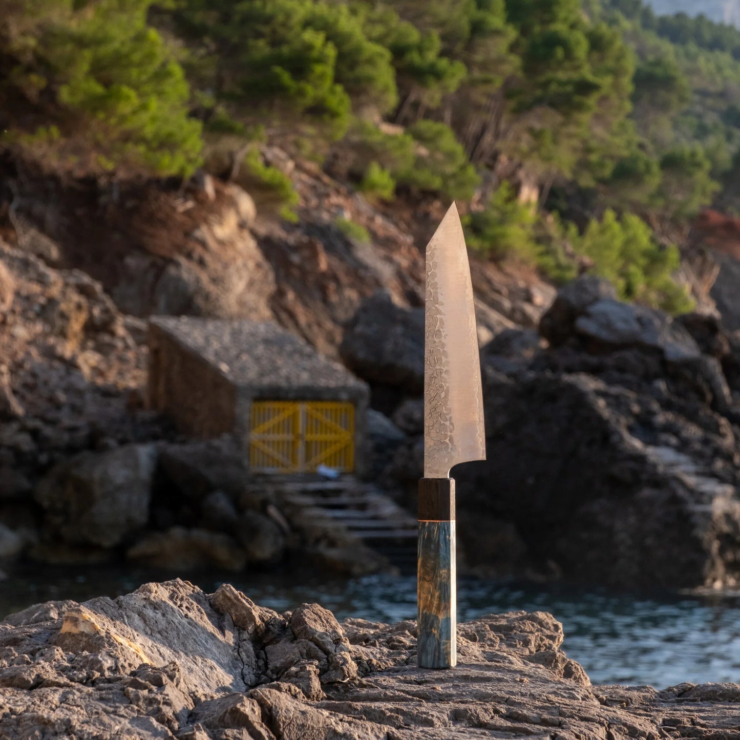 Seki Kyuba Kaze – Couteau Bunka 18 cm en Bleu Méditerranéen